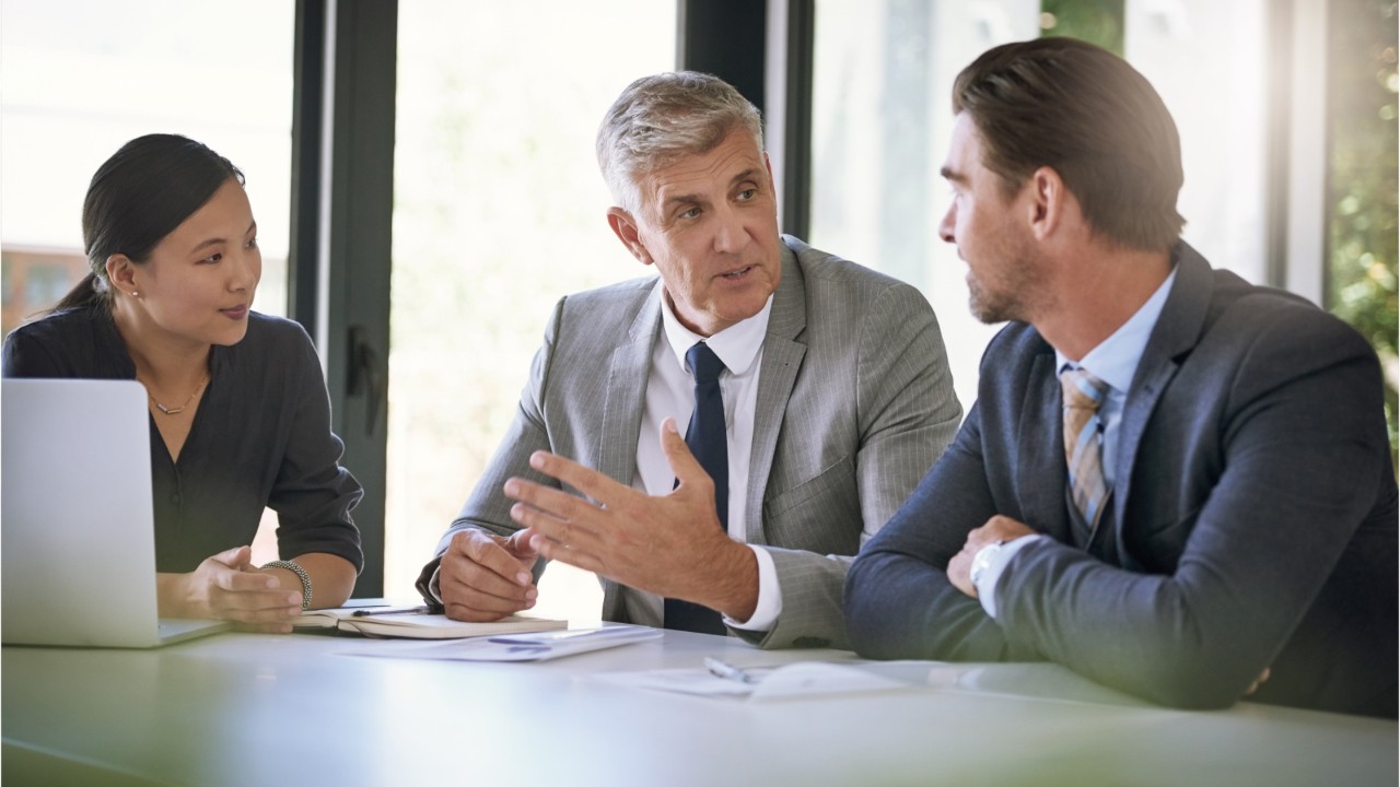 Un comité de direction échange sur la qualité managériale et la formation des équipes.